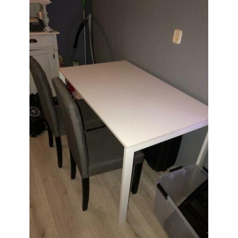 Eettafel (1.25) met 2 stoelen!