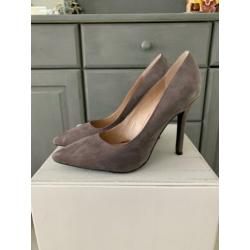 Mooie suede pumps / hakken van Café noir maat 39