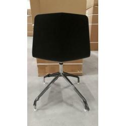 Partij hagelnieuwe designstoelen