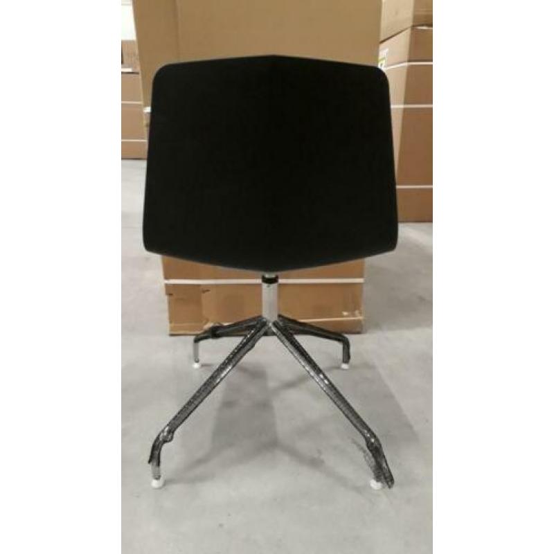 Partij hagelnieuwe designstoelen