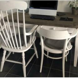 2 brocante stoelen