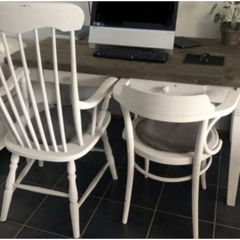 2 brocante stoelen