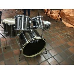 Mooi drumstel met dubbele bass.