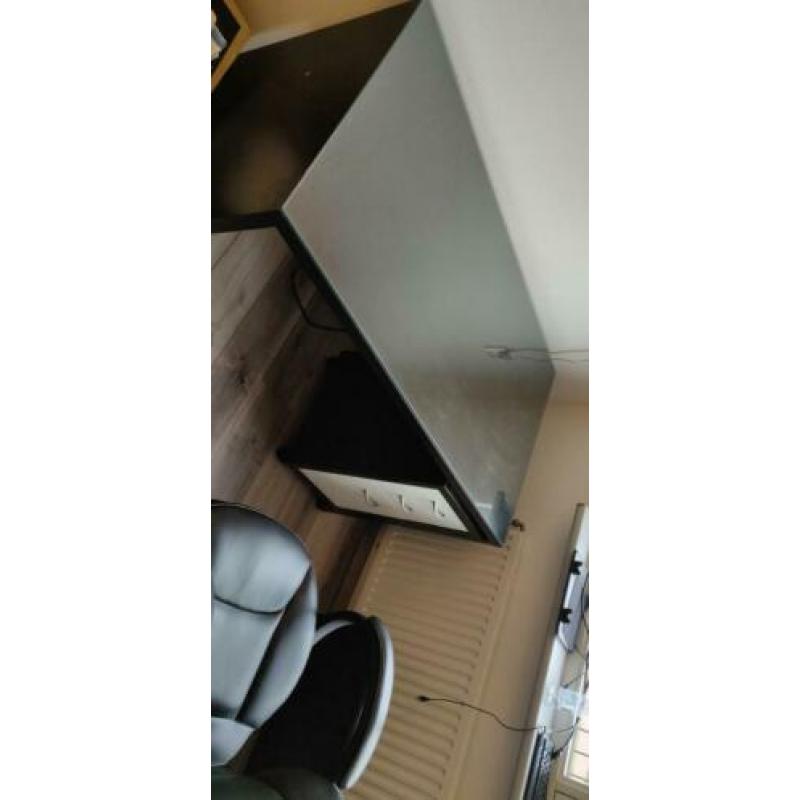 Zwart bruin bureau met glasplaat en ladenkast