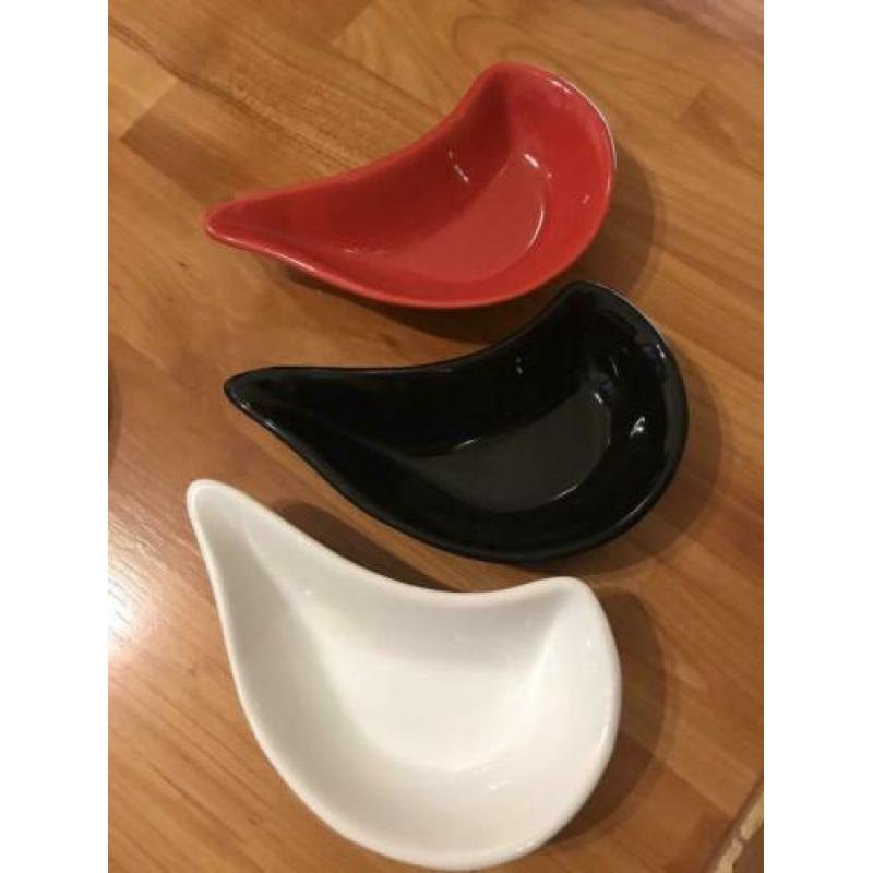 Noten schaaltjes zgan zwart rood wit