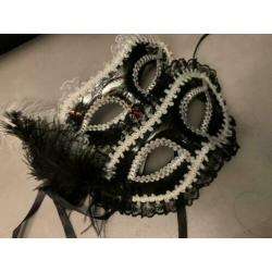 Masker zwart en wit met veer