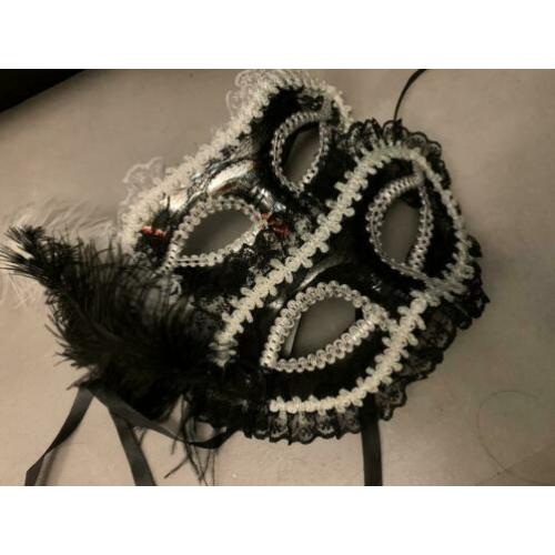 Masker zwart en wit met veer