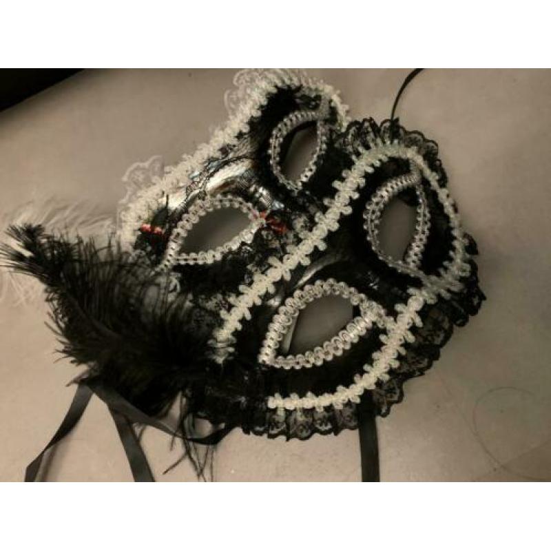 Masker zwart en wit met veer