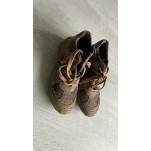 Nieuwe leren schoenen waren €84