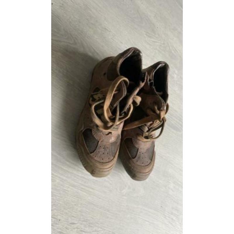 Nieuwe leren schoenen waren €84