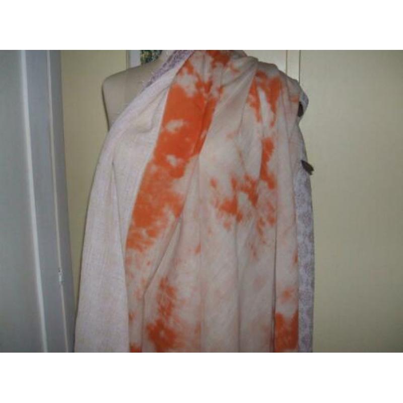 STEVE MADDEN beige shawl met oranje en bruine kwastjes