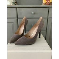 Mooie suede pumps / hakken van Café noir maat 39
