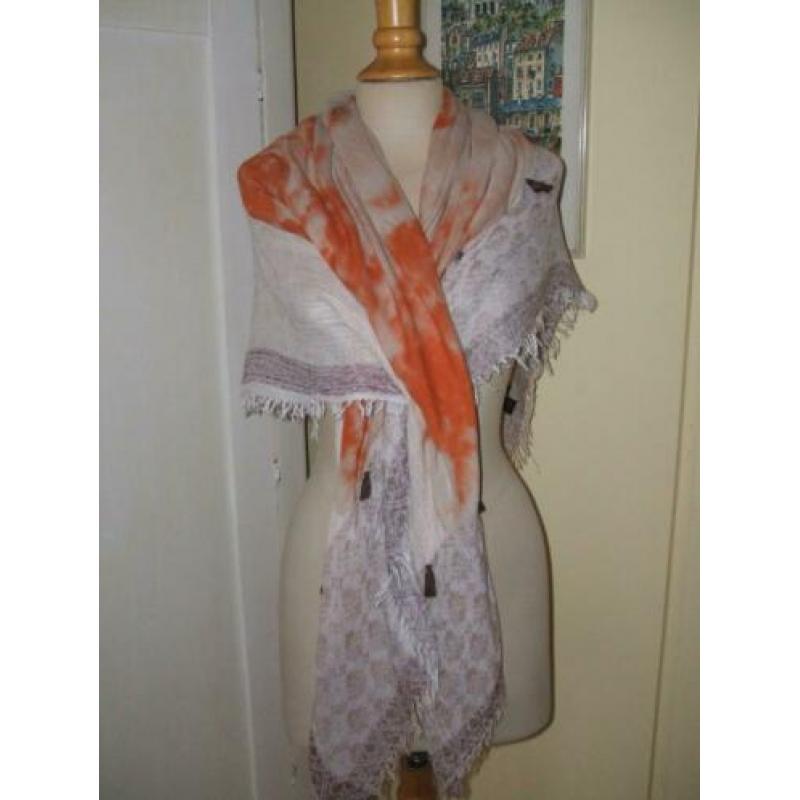STEVE MADDEN beige shawl met oranje en bruine kwastjes