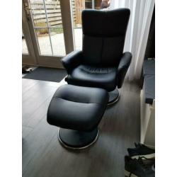 Relax stoel met voetenkruk zwart