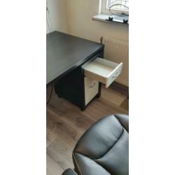 Zwart bruin bureau met glasplaat en ladenkast