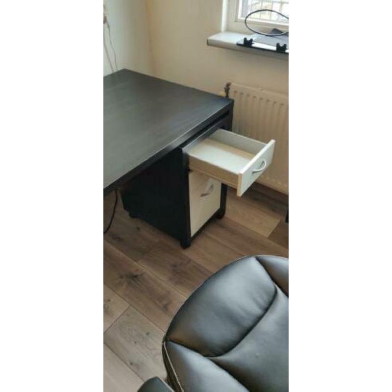 Zwart bruin bureau met glasplaat en ladenkast