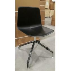Partij hagelnieuwe designstoelen