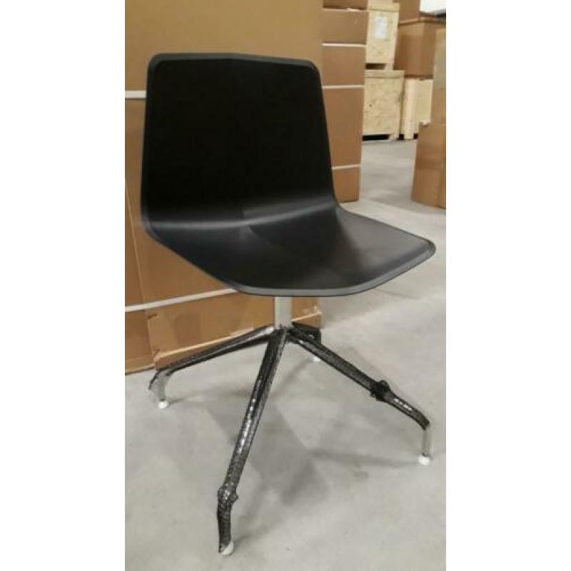 Partij hagelnieuwe designstoelen