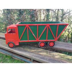 Prachtige houten vrachtwagen met kiepbak.