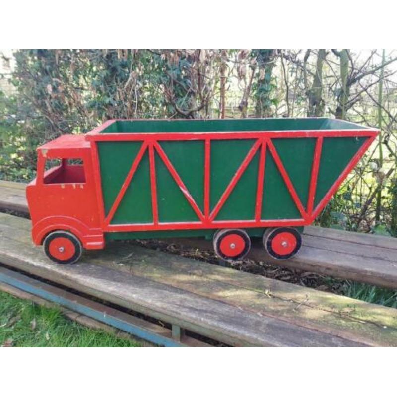 Prachtige houten vrachtwagen met kiepbak.