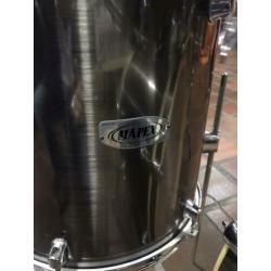 Mooi drumstel met dubbele bass.