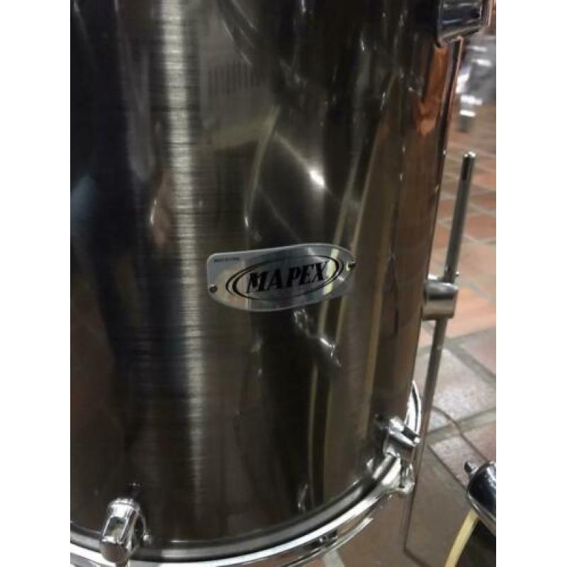 Mooi drumstel met dubbele bass.
