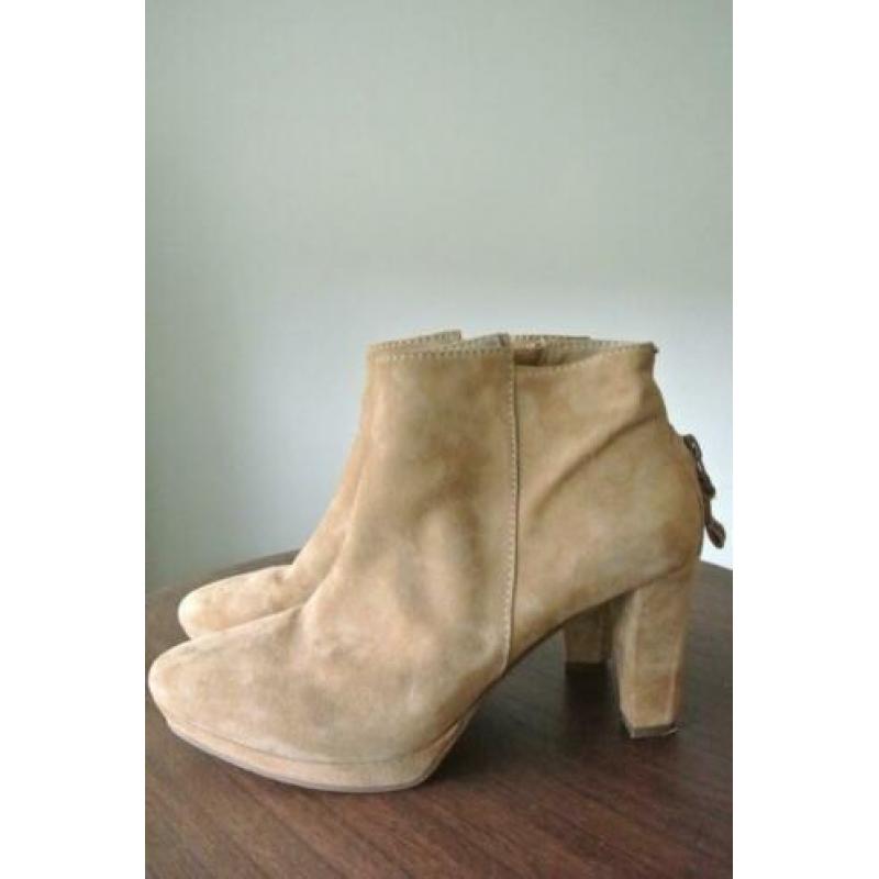Schoenen OPRUIMING alles €5,- SPM zand suède maat 41
