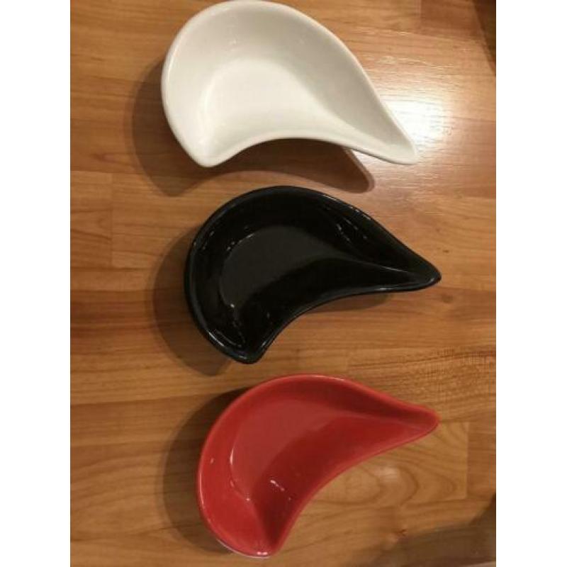 Noten schaaltjes zgan zwart rood wit