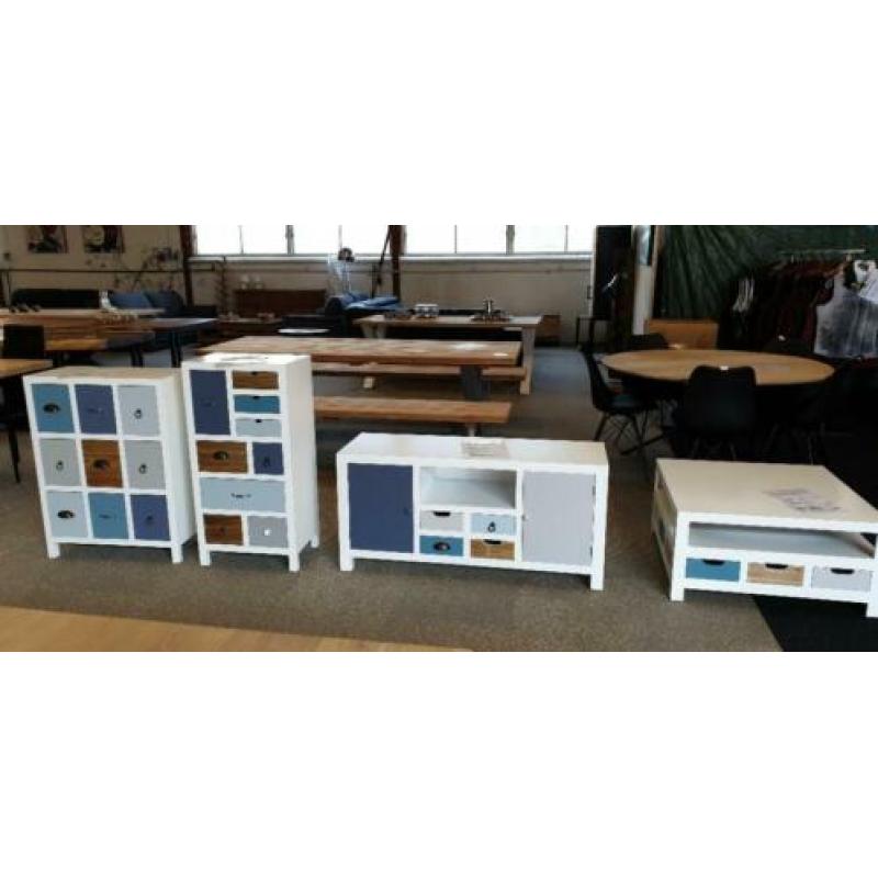 restant 36 stuks verschillende MDF kasten en salontafels