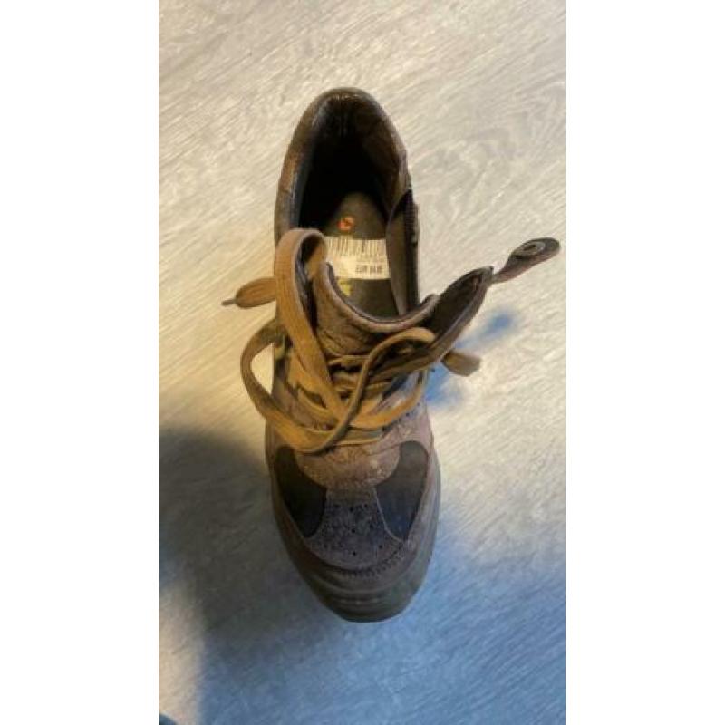 Nieuwe leren schoenen waren €84