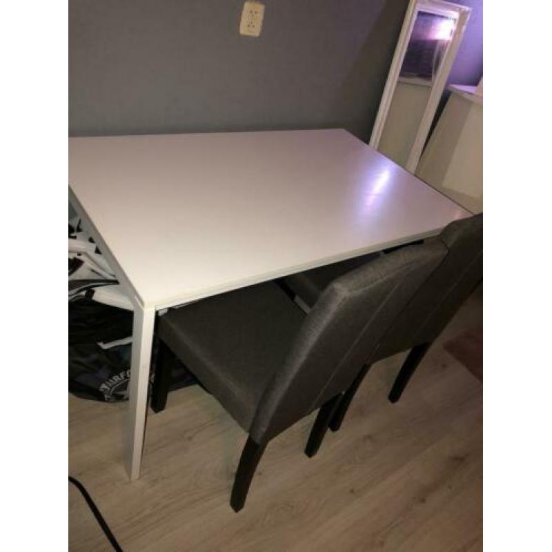 Eettafel (1.25) met 2 stoelen!