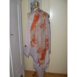 STEVE MADDEN beige shawl met oranje en bruine kwastjes