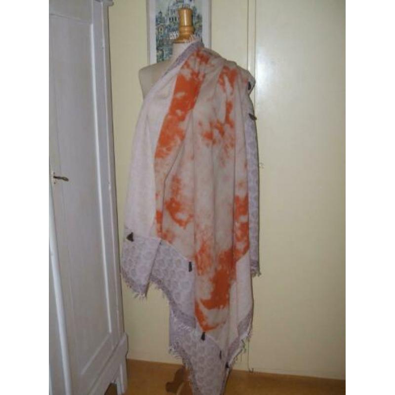STEVE MADDEN beige shawl met oranje en bruine kwastjes