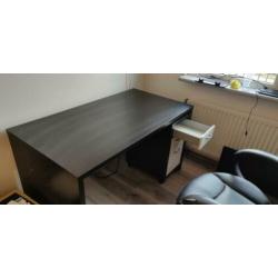 Zwart bruin bureau met glasplaat en ladenkast