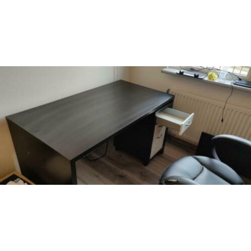 Zwart bruin bureau met glasplaat en ladenkast