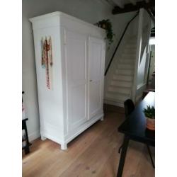 Prachtige brocante grote witte kast
