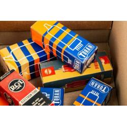 Doos vol met Radiobuizen zoals: AZ1, 6J5G, 12SL7, ECH21 etc.