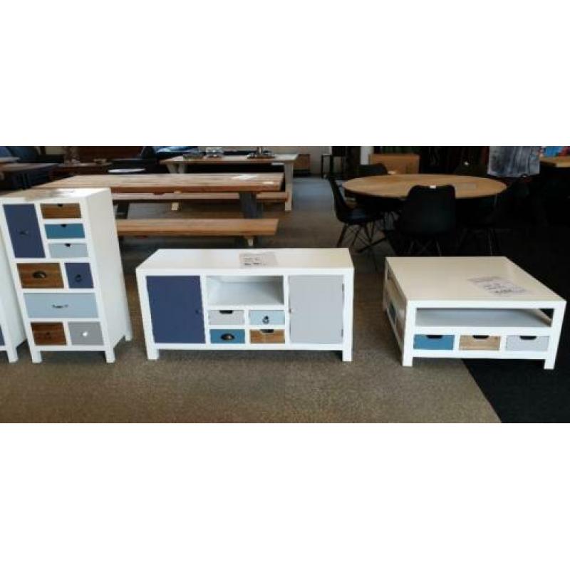 restant 36 stuks verschillende MDF kasten en salontafels