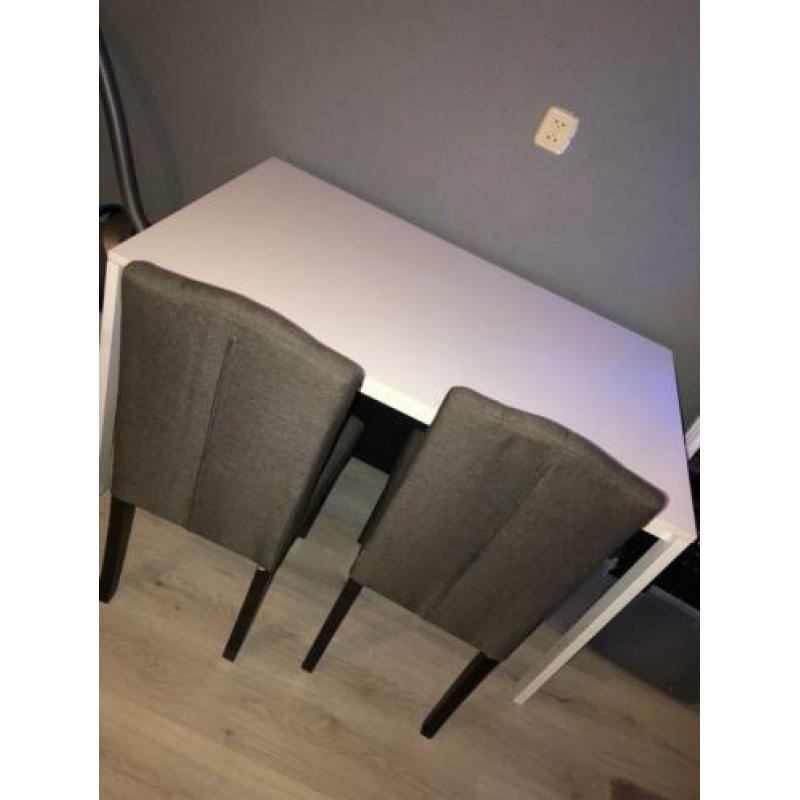 Eettafel (1.25) met 2 stoelen!