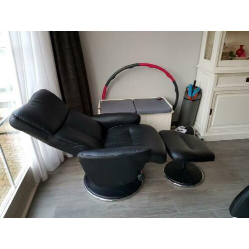 Relax stoel met voetenkruk zwart