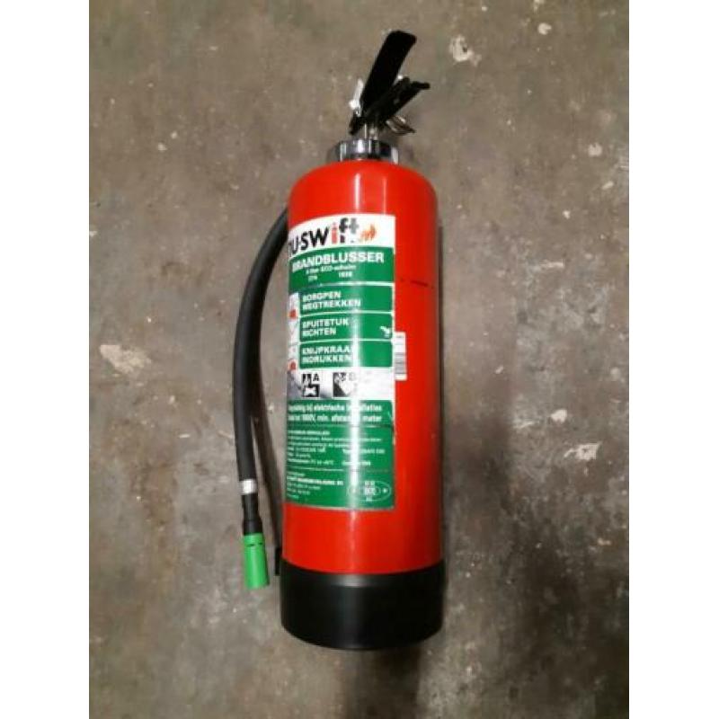 Brandblusser te koop. De brandblusser is gecontroleerd tot 2