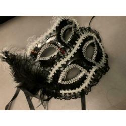 Masker zwart en wit met veer