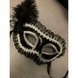 Masker zwart en wit met veer