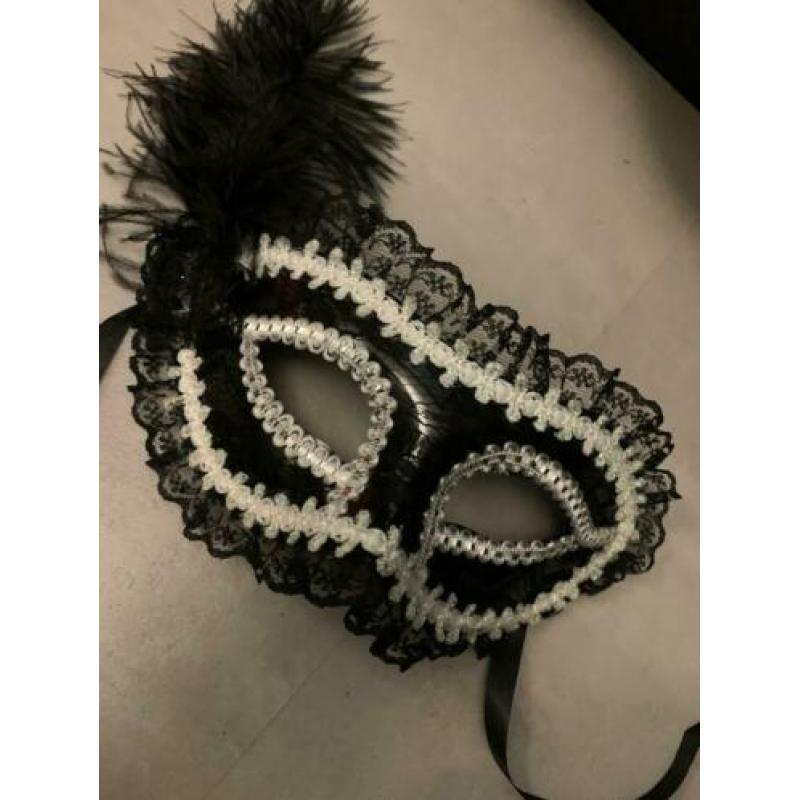 Masker zwart en wit met veer