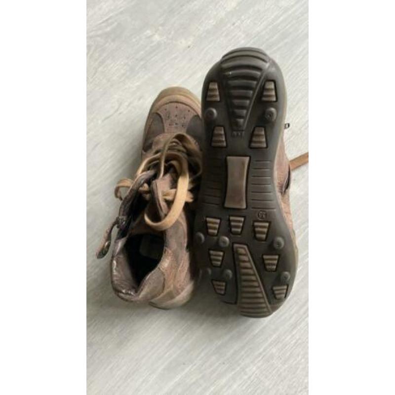 Nieuwe leren schoenen waren €84