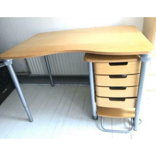 Kantoor meubels, bureau en 2 ladekasten