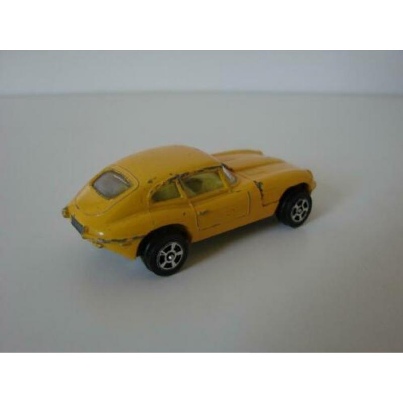 Corgi Juniors E-Type Jaguar 2+2 geel