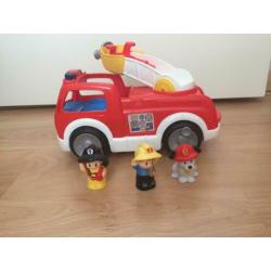 Brandweerauto met 2 poppetjes + mascotte hond LITTLE PEOPLE