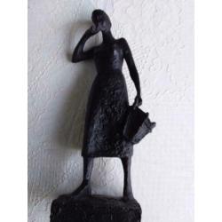 beeldje van vrouw met mand