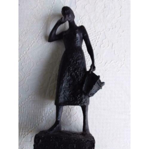 beeldje van vrouw met mand